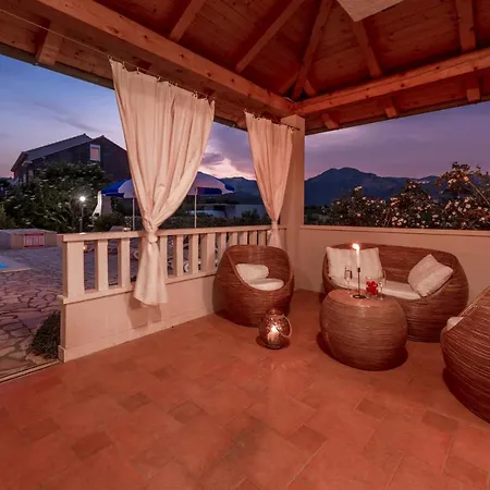 Cozy Summer-perfect Location *