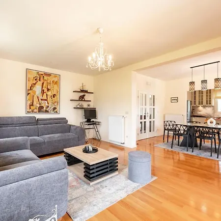 Villa Cozy Summer-perfect Location